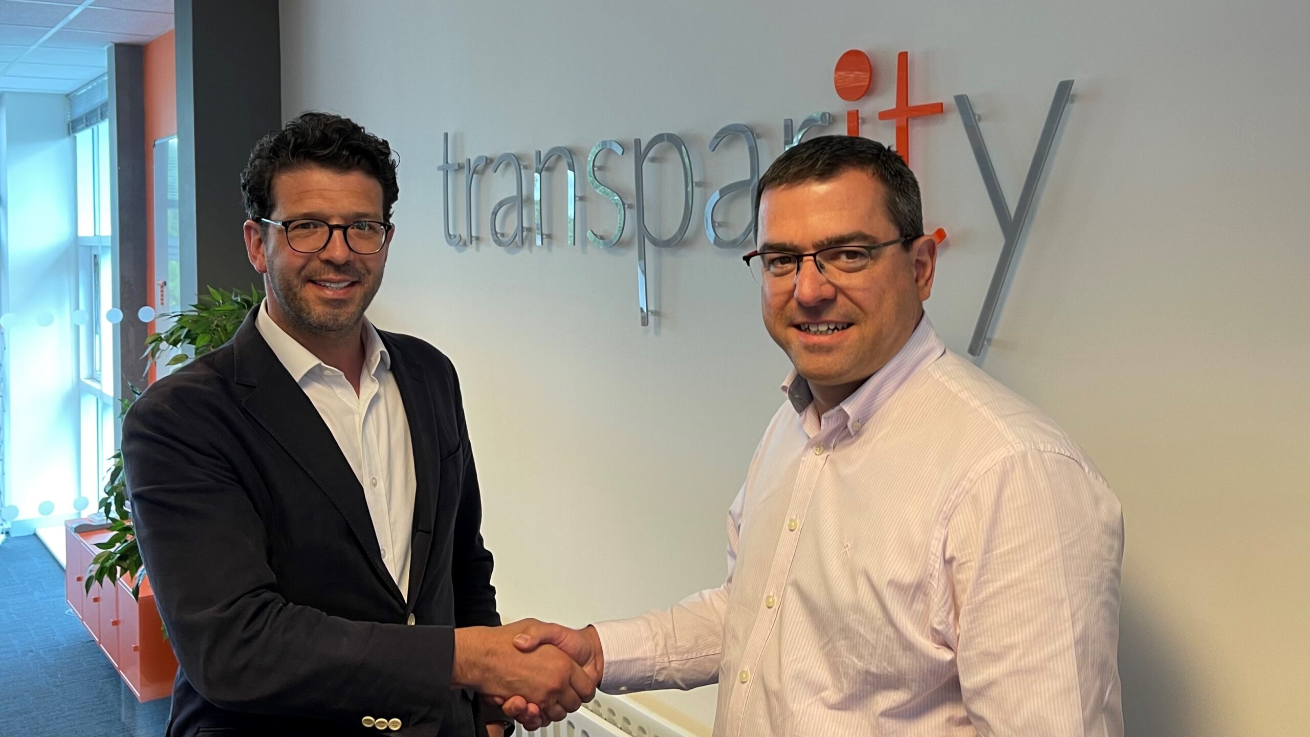 Paul Bolt, MD at Bodilsen shakes hands with David Jobbins, CEO Bodilsen